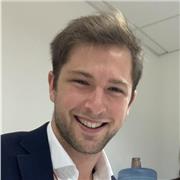 Profesor de informática ofrece clases a adultos para conocer mejor el uso de programas de ordenador así como word, excel, whatsapp web, videollamadas